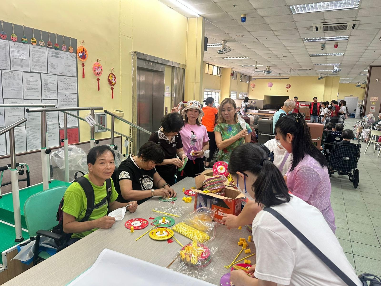 長者們一同參與手工活動