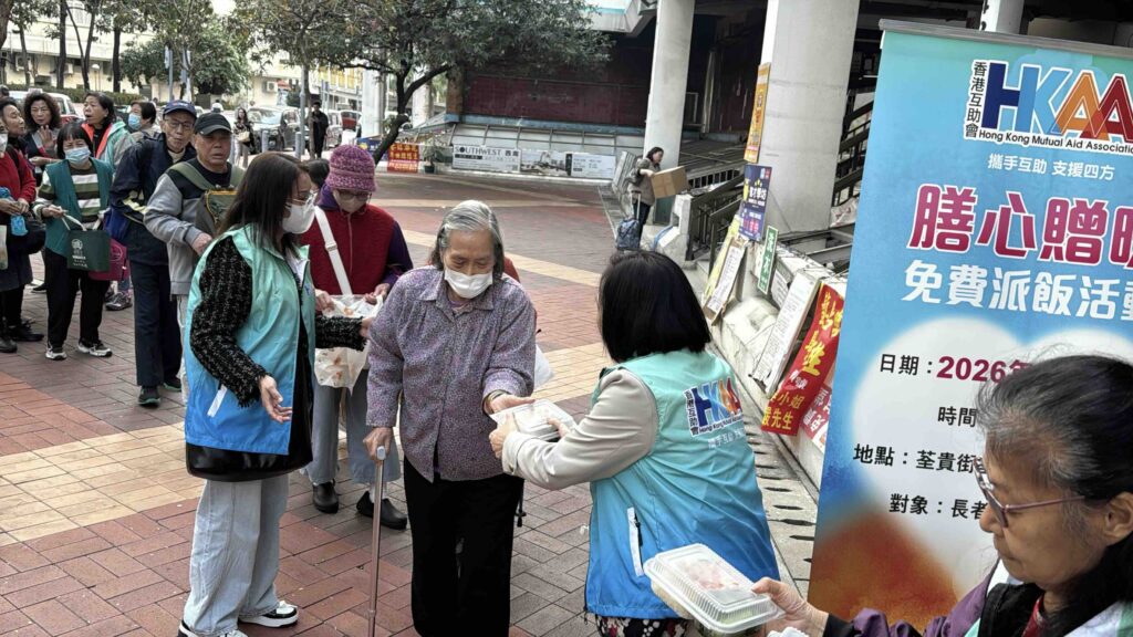 長者們排隊領取餐盒