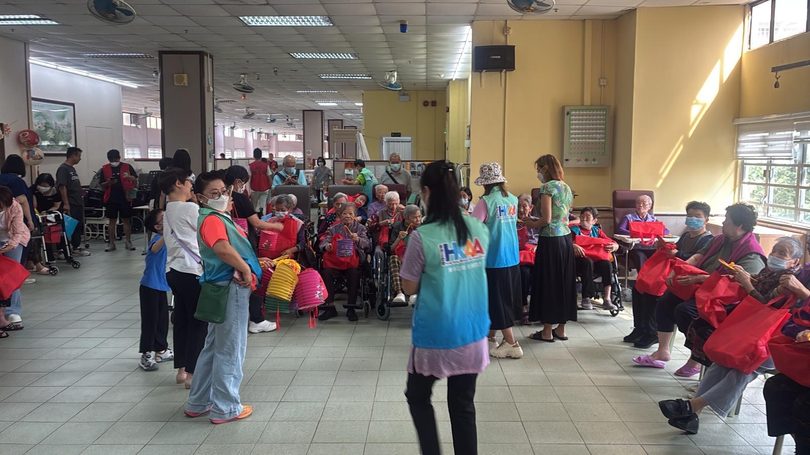 長者們參與互助會中秋活動