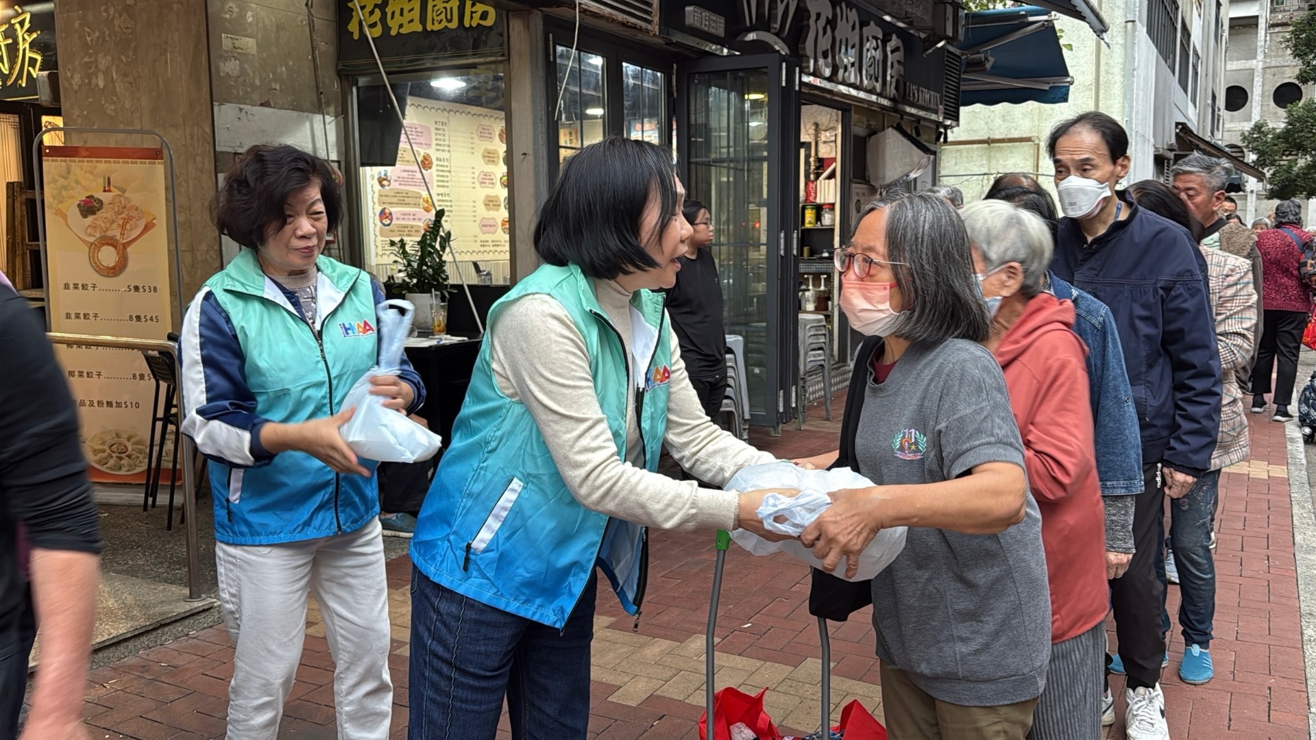 志願者們與長者熱心交談