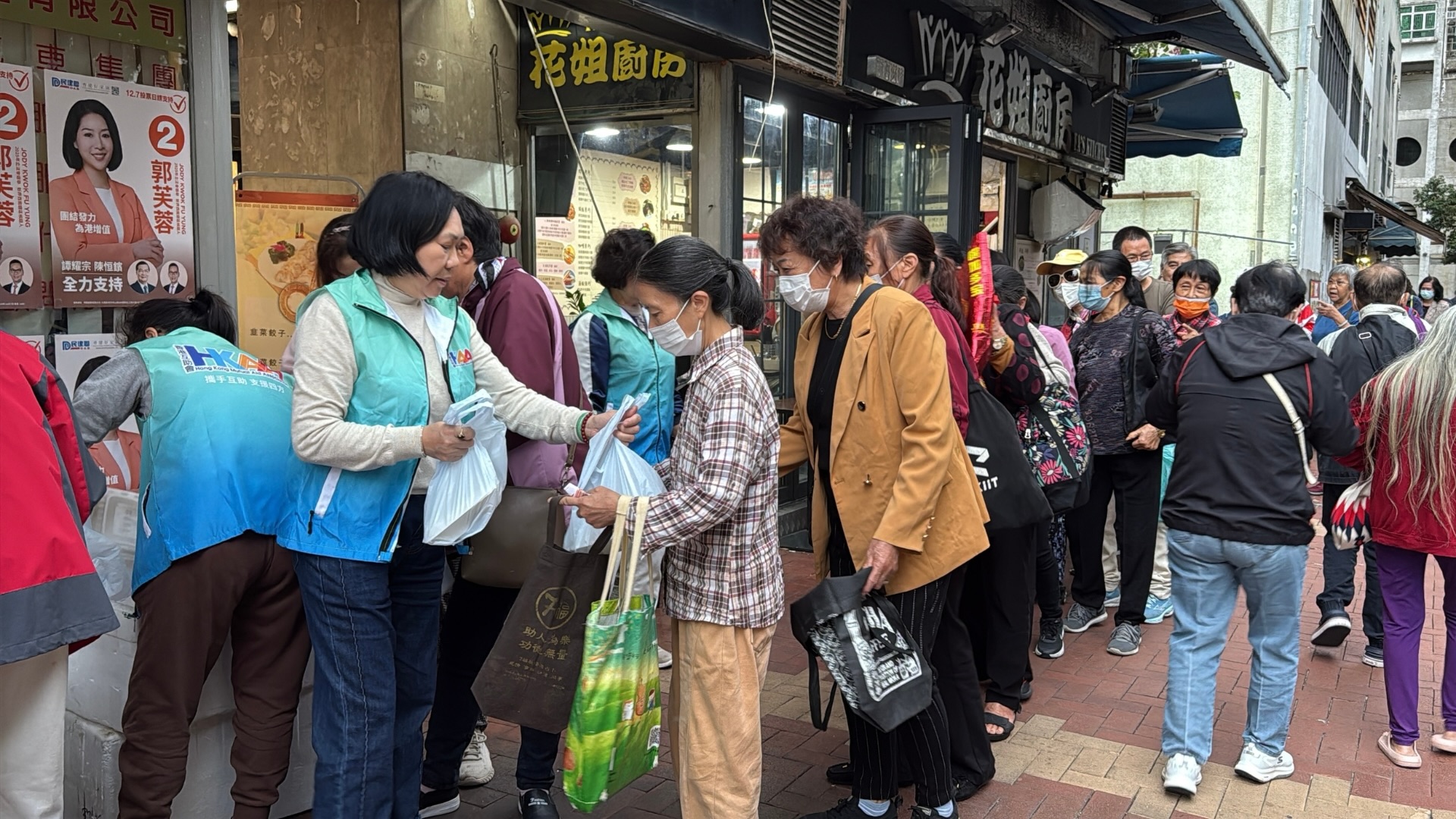 長者們排隊領取餐食